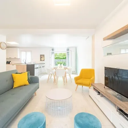 Spacious & Modern - Between & Paris - Close To Transportation, Highway, Amenities