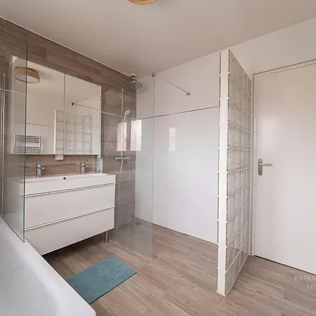 Villa Spacious & Modern - Between & Paris - Close To Transportation, Highway, Amenities *